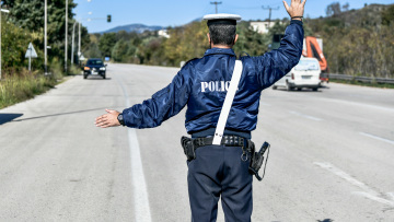 Συνελήφθη 39χρονος οδηγός που έτρεχε με 203 χλμ./ώρα στα Μέγαρα, επιχείρησε να δωροδοκήσει αστυνομικούς
