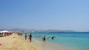 Οι ωραιότερες παραλίες της Νάξου: Απέραντες αμμουδιές ιδανικές για οικογένειες
