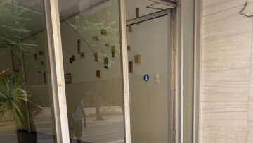  Άγρια επίθεση σε γυναίκα στο Αγρίνιο από τον σύντροφό της, της χτύπησε το κεφάλι σε τζάμι
