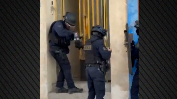 Καρέ καρέ η έφοδος της ΕΛΑΣ για εξάρθρωση συμμορίας που διακινούσε ναρκωτικά  σε Νέα Φιλαδέλφεια και Αγίους Αναργύρους
