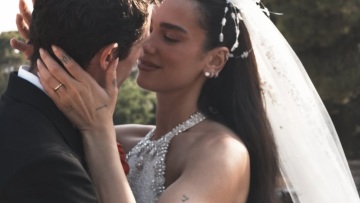 Dua Lipa: Οι λεπτομέρειες κατασκευής του υπερπολυτελούς νυφικού της, που χρειάστηκε 480.000 χάντρες και χρόνια εργασίας
