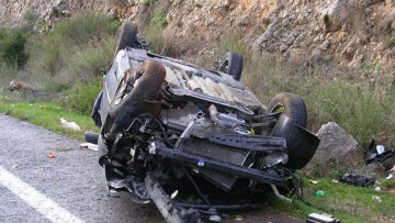 Τούμπαρε αυτοκίνητο έξω από τη Λάρισα, τραυματίστηκε ο ηλικιωμένος οδηγός