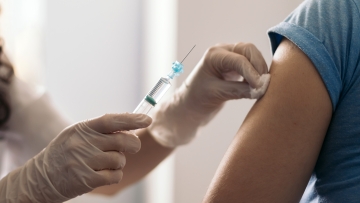 mRNA εμβόλιο και ανοσοθεραπεία μείωσαν κατά 49% τον κίνδυνο υποτροπής και θανάτου σε ασθενείς με μελάνωμα
