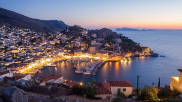 Στην Ύδρα, ένας καλλιτέχνης που έχει εκθέσει στην Τέιτ αναλαμβάνει να κόψει τα μαλλιά και να βάψει τα νύχια σας
