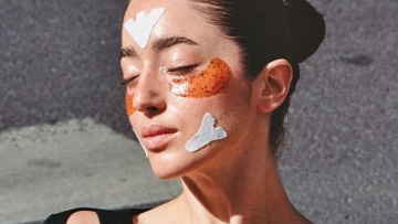 Face Taping: Το viral trick ομορφιάς που υπόσχεται πιο λεία επιδερμίδα μέσα σε ένα βράδυ

