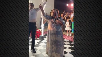 Η Έφη Θώδη τραγούδησε σε γάμο το «Can’t Take My Eyes Off You», η εμφάνιση που θύμισε σκηνή από το Παρά Πέντε, δείτε βίντεο
