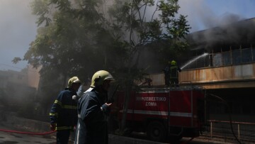 Συνεχίζεται από το μεσημέρι η κατάσβεση της φωτιάς που ξέσπασε σε εργοστάσιο με πλαστικά στο Αιγάλεω, βίντεο
