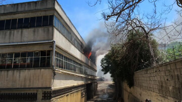 Φωτιά σε εργοστάσιο με πλαστικά στο Αιγάλεω, μεγάλη κινητοποίηση 

