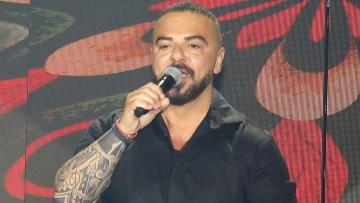 «Ρεσιτάλ» από τον Τριαντάφυλλο: Λέει ότι θέλει να κάνει σχέση με την πιο φτωχή και καλή κοπέλα και ότι αγνοεί την Ιωάννα Τούνη