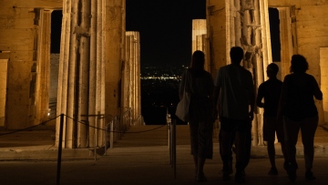 «The Acropolis Experience»: Πώς οι ιδιωτικές ξεναγήσεις στον Ιερό Βράχο αλλάζουν τον χάρτη του τουρισμού υψηλών προδιαγραφών
