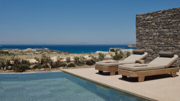 To OROSEA Paros, μέλος της Marriott Autograph Collection, μόλις άνοιξε τις πόρτες του στον λόφο της Νάουσας, με φόντο το Αιγαίο

