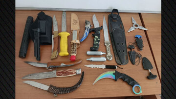 Η κλήση για ενδοοικογενειακή βία  στη Νέα Ερυθραία έφερε στο φως μίνι οπλοστάσιο, ναρκωτικά, νυστέρια και πολλές χιλιάδες ευρώ