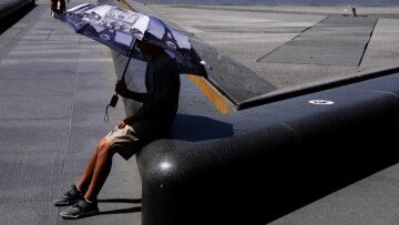 Συμβουλές για τον καύσωνα από τον Γάλλο υπουργό Εργασίας: Επιτρέπεται και η βερμούδα στο γραφείο αρκεί να είναι καλοραμμένη