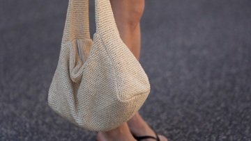 Ανταπόκριση από μια fashion editor: «Τι φορούν οι άνθρωποι της μόδας στην Ελλάδα»
