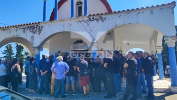 Θρήνος στο τελευταίο αντίο στη 45χρονη Σταυρούλα που δολοφονήθηκε στα Χανιά, δικαιοσύνη ζητούν οι συγγενείς



