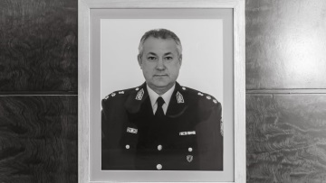 16 χρόνια από τον θάνατο του Γιώργου Βασιλάκη από βόμβα στο υπ. Προστασίας του Πολίτη, «η απουσία του δεν έπαψε ποτέ να βαραίνει την ψυχή μου» λέει ο Χρυσοχοΐδης