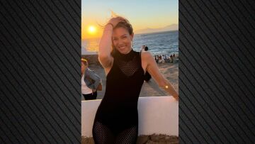 Η Βίκυ Καγιά φωτογραφήθηκε με φόντο το ηλιοβασίλεμα της Μυκόνου με διχτυωτό φόρεμα