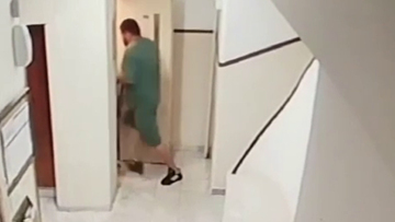 Η στιγμή που 26χρονος στη Θεσσαλονίκη ανοίγει απότομα το ασανσέρ και επιτίθεται σε ηλικιωμένη για να τη ληστέψει, δείτε βίντεο
