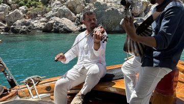 Λέρος: Ο 33χρονος ιχθυολόγος που κάνει το νησί να γλεντά με ένα βιολί διακοσίων ετών