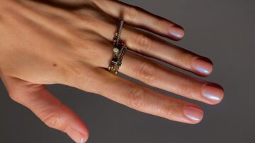 Glass nails: Η μίνιμαλ και κομψή τάση που κυριαρχεί στο καλοκαιρινό μανικιούρ
