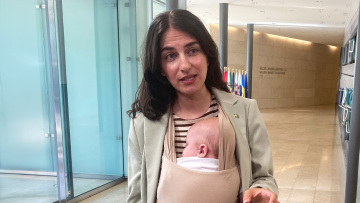 Η Σουηδή υπουργός Περιβάλλοντος πήγε σε συνεδρίαση της ΕΕ με το μωρό της, δείτε βίντεο