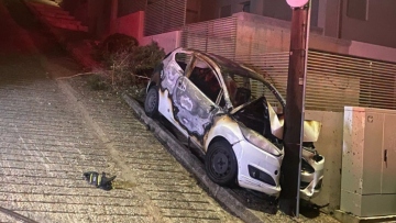 Αυτοκίνητο τυλίχθηκε στις φλόγες και προσέκρουσε σε κολόνα της ΔΕΗ στη Βούλα, δείτε βίντεο