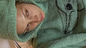 Η Μπέλα Χαντίντ μοιράζεται φωτογραφίες της με ρόμπα και μιλά για τη νόσο του Lyme: «Το σώμα και το μυαλό μου είναι εξαντλημένα»
