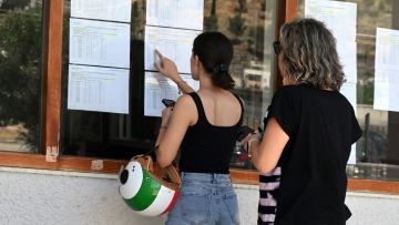 Πανελλαδικές 2026: Ποιες τάσεις διαμορφώνονται για τις βάσεις, τι δείχνουν τα πρώτα στοιχεία από τις βαθμολογίες, δείτε πίνακες
