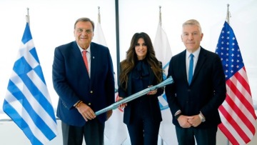 Η πρέσβης των ΗΠΑ στην Ελλάδα, Κίμπερλι Γκιλφόιλ στα γραφεία της Ελληνικής Ολυμπιακής Επιτροπής
