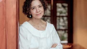 Annette Thomas: «Η Σύμη με έμαθε να ακούω τον εαυτό μου»
