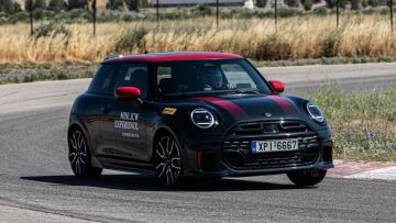 Οδηγούμε τα σπορ MINI John Cooper Works στην πίστα των Μεγάρων
