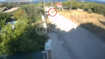Η στιγμή που η 57χρονη στην Κορινθία βάζει φωτιά σε ξερά χόρτα, δείτε βίντεο 