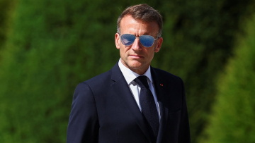 Ο Μακρόν ξανά με γυαλιά... Top Gun: «Αντιμετωπίζει εκ νέου πρόβλημα στο μάτι»