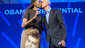 Ο Barack Obama και η Michelle Obama φλερτάρουν και δίνουν συμβουλές για το ιδανικό date (βίντεο)