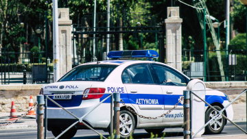 Σοκαριστικό έγκλημα στην Κύπρο: Αστυνομικός πυροβόλησε τη σύζυγό του και αυτοκτόνησε