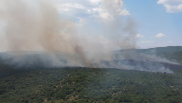 Φωτιά κοντά στα σύνορα με τη Βόρεια Μακεδονία δίπλα στο Κιλκίς, μήνυμα 112 για ετοιμότητα, σηκώθηκαν 4 εναέρια, δείτε βίντεο