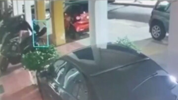 Βίντεο-ντοκουμέντο: Νεαρός αρπάζει μηχανή σε μόλις 10 δευτερόλεπτα στο Περιστέρι