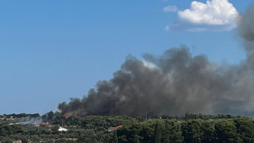 Φωτιά τώρα στην Κυρά Βρύση Κορινθίας, μήνυμα 112 για απομάκρυνση, δείτε βίντεο