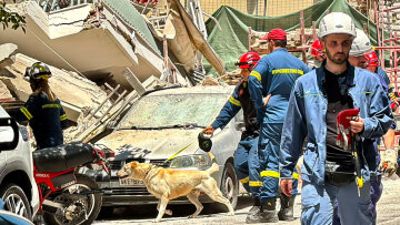 Συντρίμμια, ειδικά εκπαιδευμένοι σκύλοι και σκόνη στα Πετράλωνα - Δείτε εικόνες από τις έρευνες