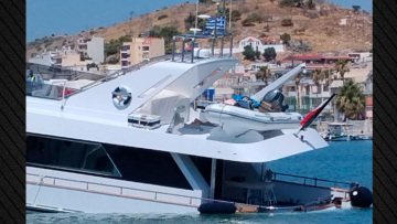Σαλαμίνα: Βυθίζεται θαλαμηγός στη Μαρίνα Βουρκαρίου, δείτε βίντεο και φωτογραφίες