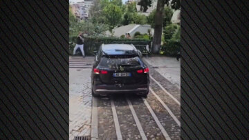 Διαδηλωτές πέταξαν αυγά σε αυτοκίνητα βουλευτών στην Αλβανία, η αστυνομία προχώρησε σε συλλήψεις