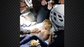 Δείτε βίντεο: Διασώστες βγάζουν ζωντανό 3χρονο παιδί από τα χαλάσματα μετά από 6 ημέρες στο Καράκας