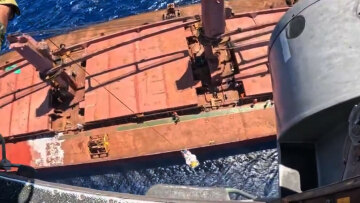 Βίντεο από την αεροδιακομιδή ασθενούς με Super Puma από φορτηγό πλοίο δυτικά της Χάλκης