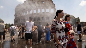 Καμίνι 40°C η Ρώμη: Ψεκάζουν με νερό τους τουρίστες που σχηματίζουν ουρές έξω από το Κολοσσαίο, δείτε βίντεο