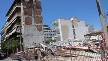 Οικονομική ενίσχυση 3.000 ευρώ από τον Δήμο Αθηναίων στις οικογένειες της πολυκατοικίας που κατέρρευσε στα Πετράλωνα