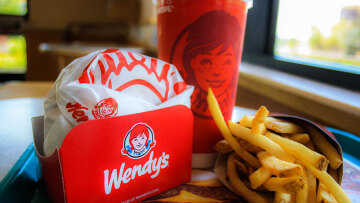 Wendy’s: Πώς ένα σχόλιο στα social εκτόξευσε τη μετοχή σε ιστορικό ράλι