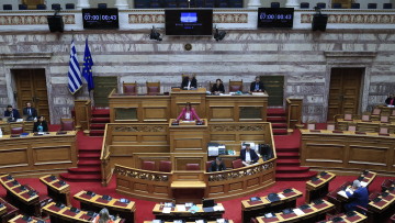 Υπερψηφίστηκε το νομοσχέδιο για ίση αμοιβή μεταξύ ανδρών - γυναικών και ένταξη στα βαρέα των υγειονομικών
