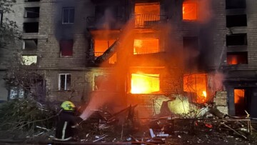 Τουλάχιστον  10 νεκροί σε μαζική επίθεση της Ρωσίας στο Κίεβο: Ομοβροντία πυραύλων και drones, στις φλόγες κτίρια