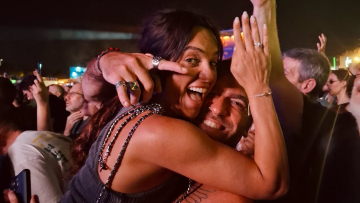 Η Καρολίνα Ζακλίν Καλύβα του Survivor δέχτηκε πρόταση γάμου από τον σύντροφό της στη συναυλία του Moby στην Αθήνα
