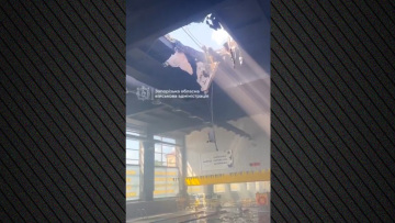 Τρομακτικό βίντεο: Ρωσικό drone πέφτει σε κλειστή πισίνα στη Ζαπορίζια την ώρα που κολυμπάνε άτομα, τέσσερις τραυματίες
